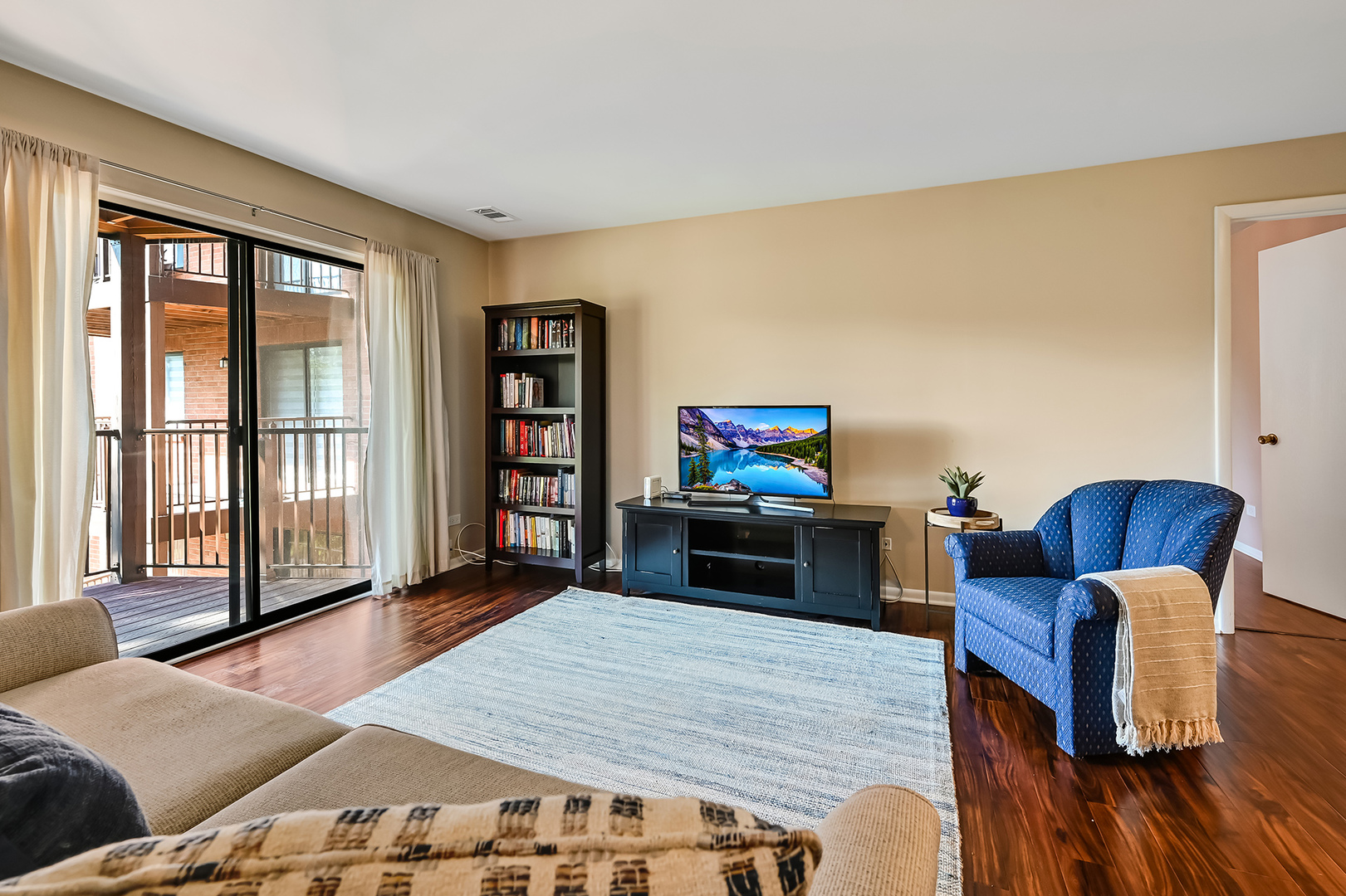 6401 Clarendon Hills Road, Unit 207 Willowbrook, IL 60527 - Photo 3 of 18 a living room with furniture and a flat screen tv