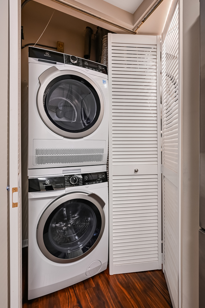 6401 Clarendon Hills Road, Unit 207 Willowbrook, IL 60527 - Photo 10 of 18 a utility room with dryer and washer