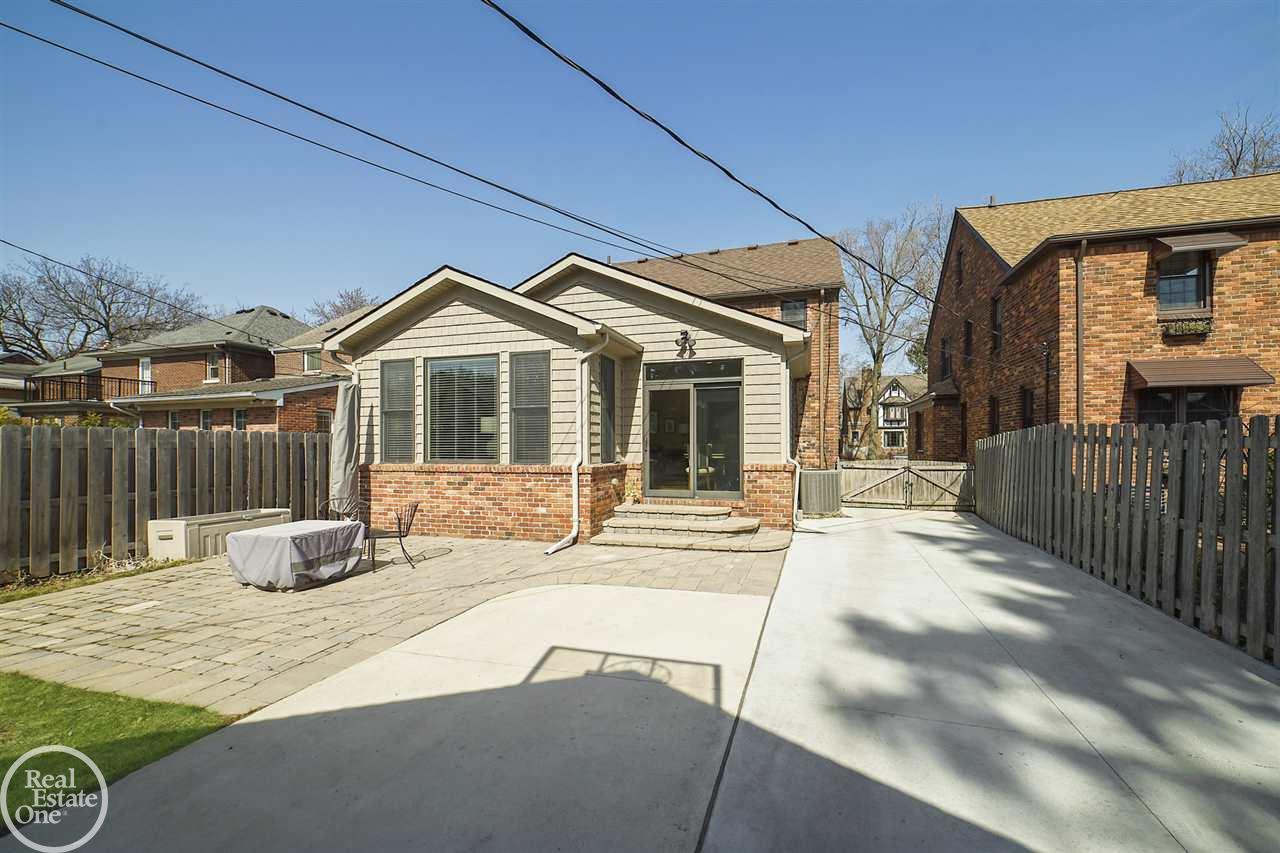 275 Moran Road Grosse Pointe, MI 48236 - Photo 37 of 43 50036996-36.JPG