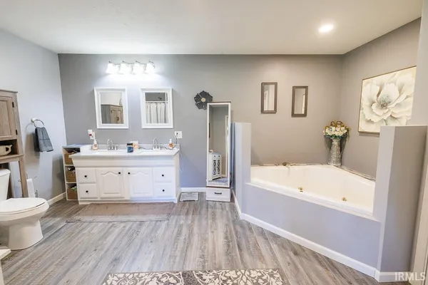 $799,000 | 2879 East Calvertville Road, Bloomfield, IN 47424