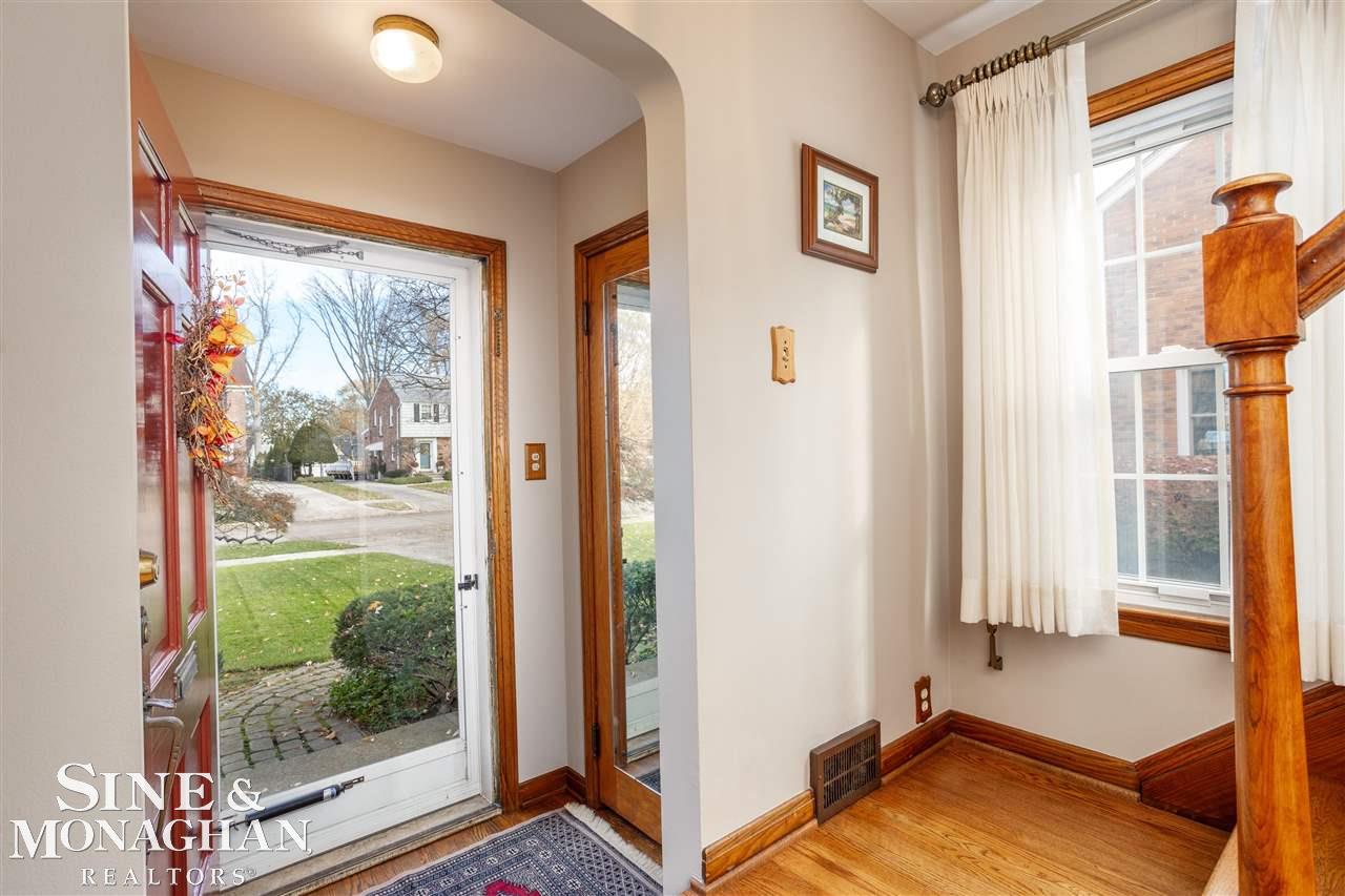903 Roslyn Road Grosse Pointe, MI 48236 - Photo 9 of 38 50061069-8.JPG