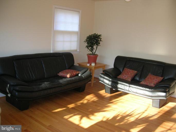 3746 Ramsgate Drive Annapolis, MD 21403 - Photo 12 of 25 Living Room