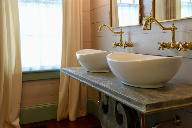 $670,000 | 409 East Morgan Avenue, Cuero, TX 77954