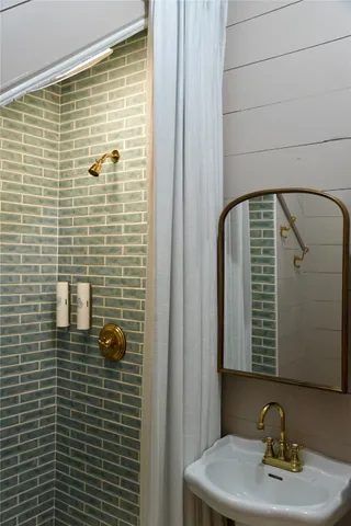 $670,000 | 409 East Morgan Avenue, Cuero, TX 77954