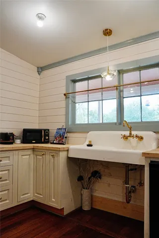 $670,000 | 409 East Morgan Avenue, Cuero, TX 77954