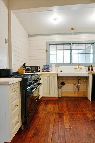 $670,000 | 409 East Morgan Avenue, Cuero, TX 77954