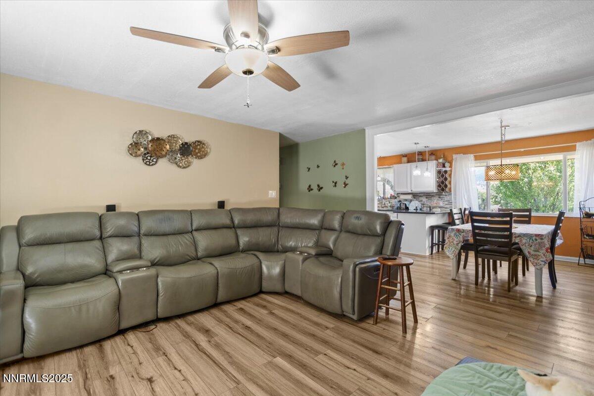 160 Cheyenne Drive Reno, NV 89521 - Photo 14 of 32 a living room with furniture and a large window