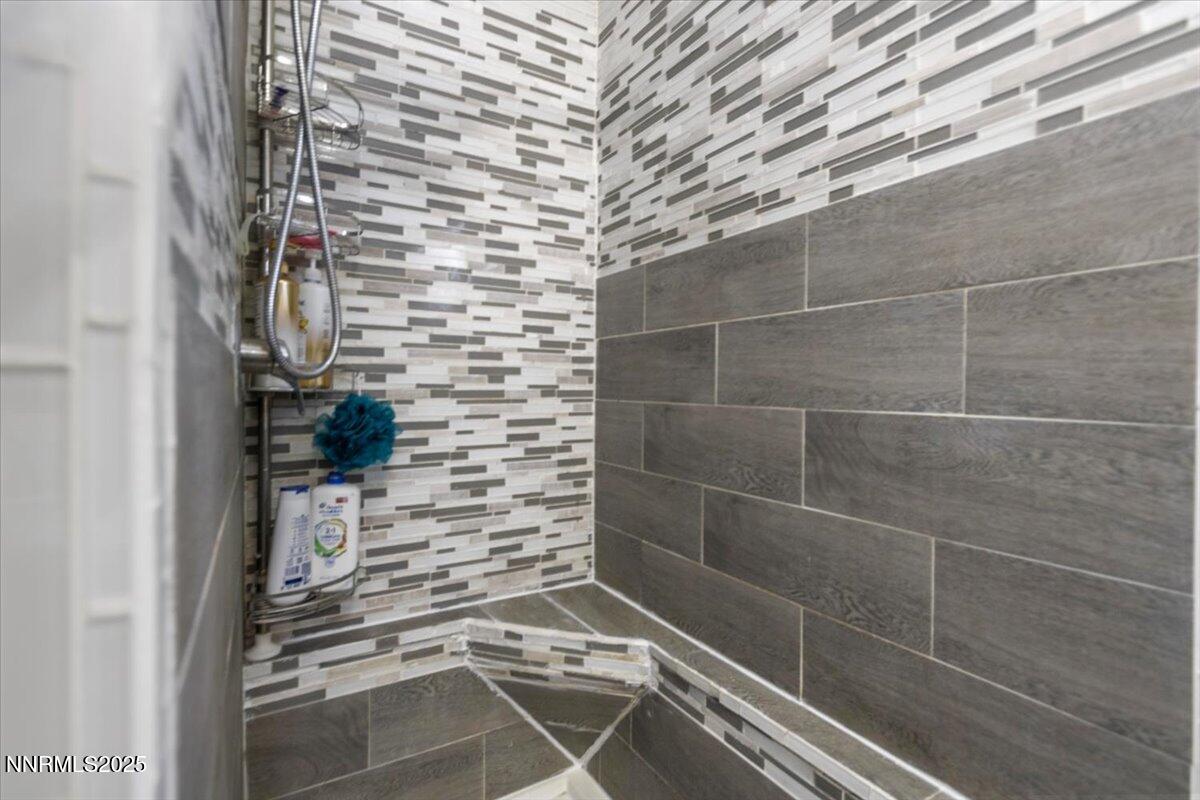 160 Cheyenne Drive Reno, NV 89521 - Photo 20 of 32 a bathroom with a shower