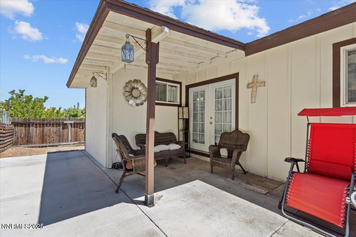160 Cheyenne Drive Reno, NV 89521 - Photo 23 of 32 a view of a livingroom with furniture and floor to ceiling window