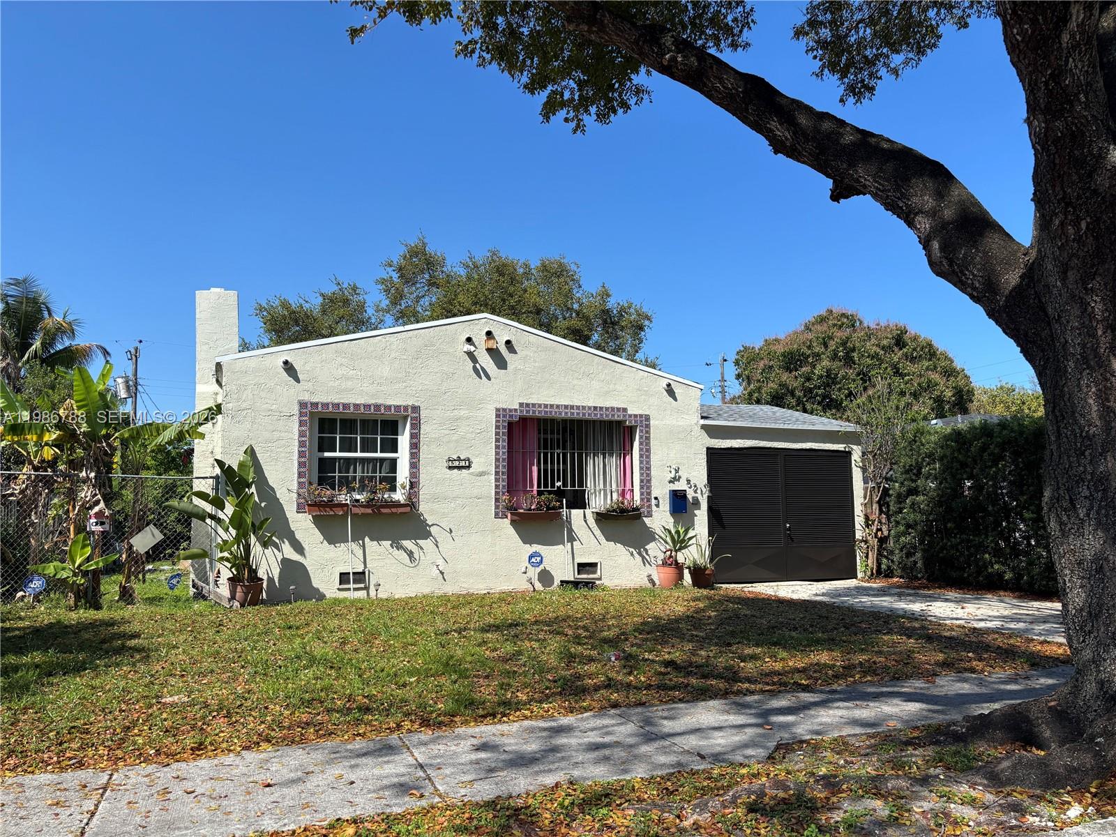 a view of a house with backyard