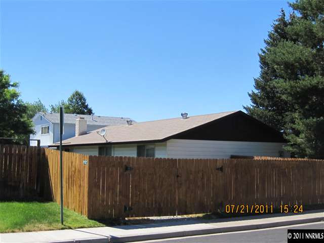 4380 Houston Drive Reno, NV 89502 - Photo 3 of 6 a backyard of a house