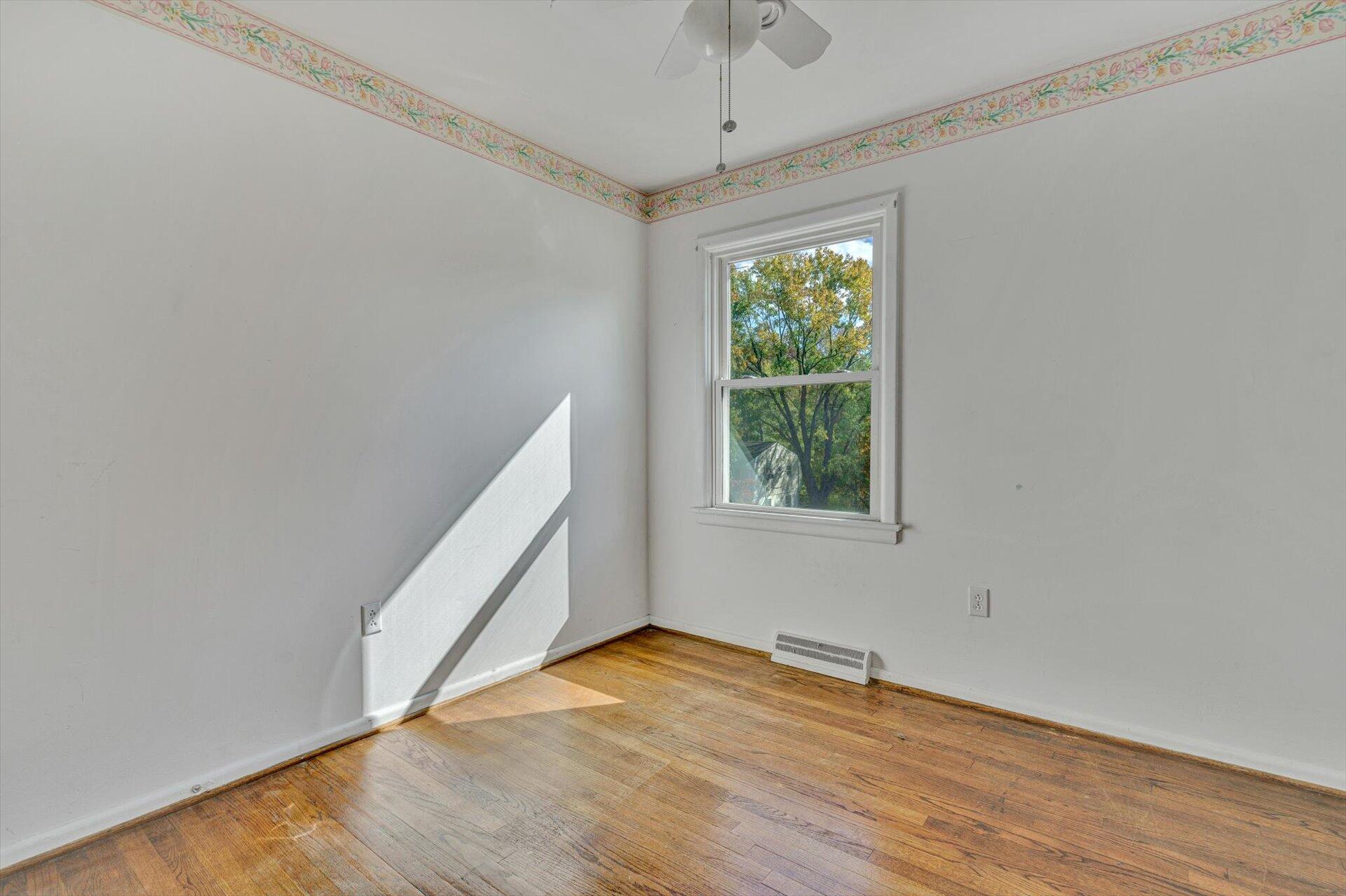 3517 Meadowlark Road Roanoke, VA 24018 - Photo 14 of 28 14_Front_Middle_Bedroom_3517_Meadowlark