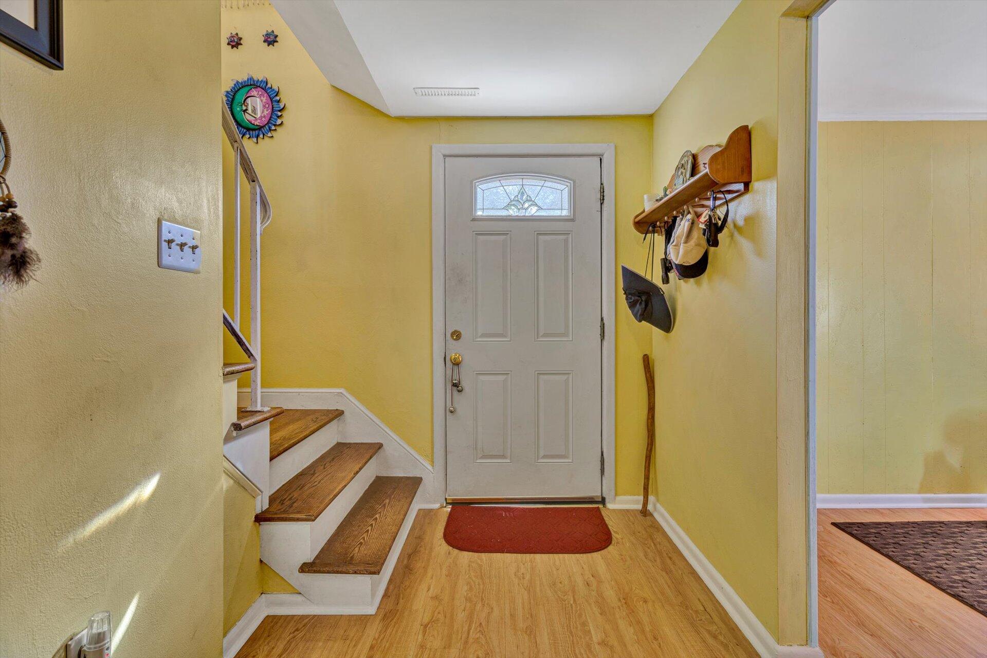 3517 Meadowlark Road Roanoke, VA 24018 - Photo 4 of 28 4_Foyer_3517_Meadowlark Rd