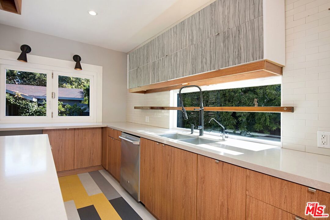 3749 Griffith View Drive Los Angeles, CA 90039 - Photo 11 of 34 a view of bathroom with a window and tub