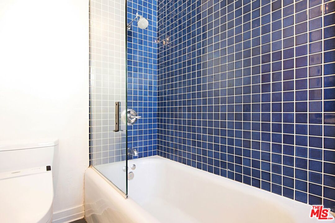 3749 Griffith View Drive Los Angeles, CA 90039 - Photo 16 of 34 a bathroom with a bathtub