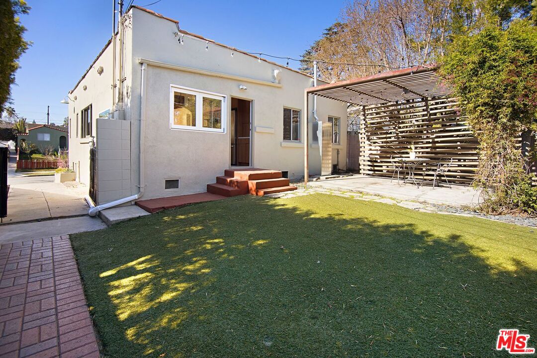 3749 Griffith View Drive Los Angeles, CA 90039 - Photo 34 of 34 a backyard of a house with table and chairs