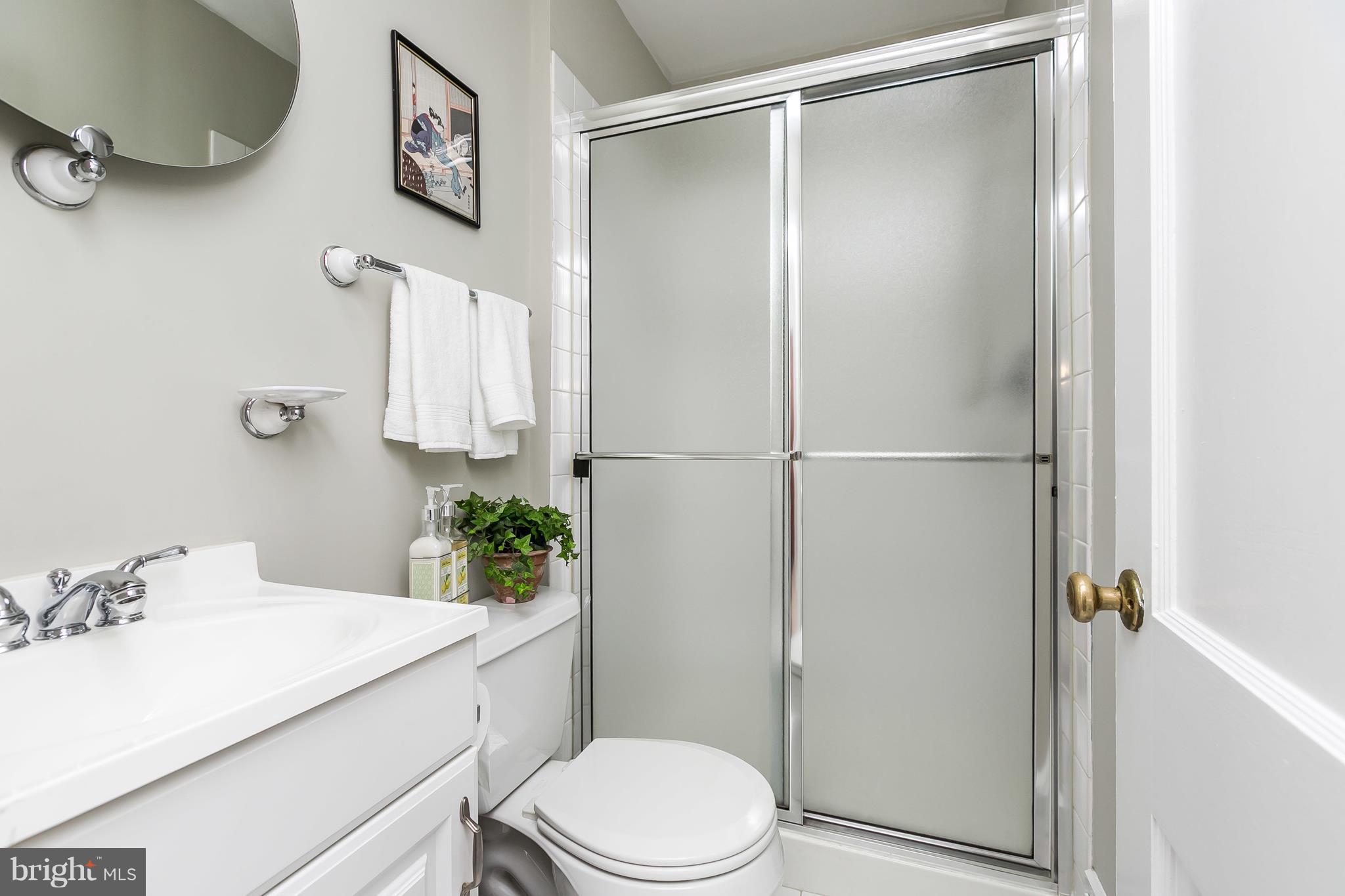 22 Dunvegan Road Baltimore, MD 21228 - Photo 17 of 30 Convenient main level full Bath