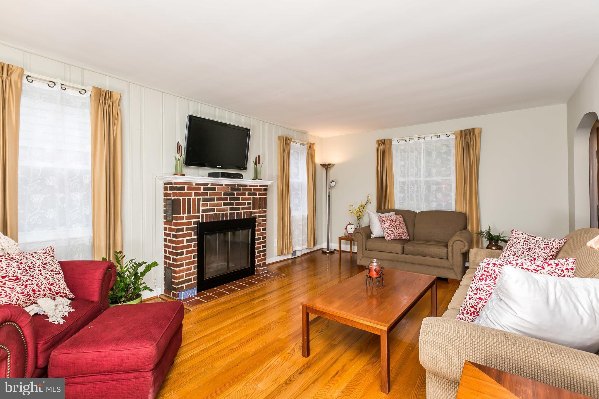 22 Dunvegan Road Baltimore, MD 21228 - Photo 3 of 30 Spacious Living Room
