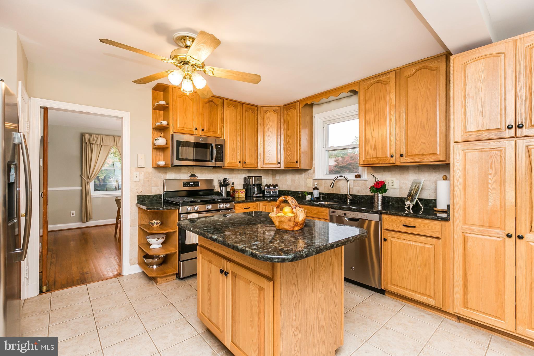 22 Dunvegan Road Baltimore, MD 21228 - Photo 10 of 30 42" cabinets, granite counters...