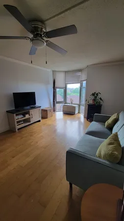 $2,200 | 1340 North Dearborn Street, Unit 7D, Chicago, IL 60610