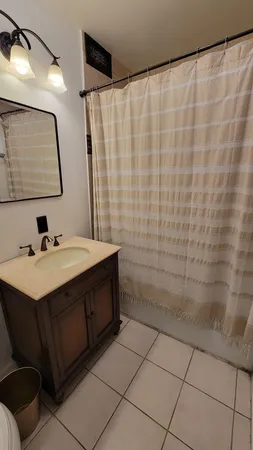 $2,200 | 1340 North Dearborn Street, Unit 7D, Chicago, IL 60610