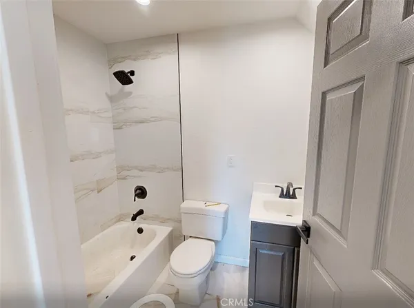 $2,545 | 5637 Redwood Avenue, Unit B, Palmdale, CA 93551