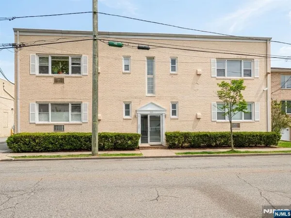 $1,600 | 325 1st Street, Unit 6, Carlstadt, NJ 07072