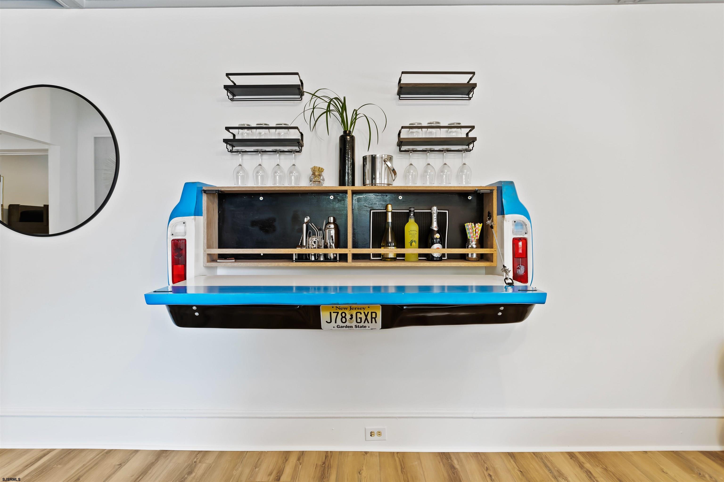 1 South Delancy Place, Unit 1 Atlantic City, NJ 08401 - Photo 11 of 35 a living room with furniture and a mirror