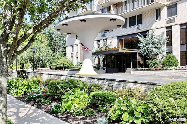 $315,000 | 160 Overlook Avenue, Unit 2D, Hackensack, NJ 07601
