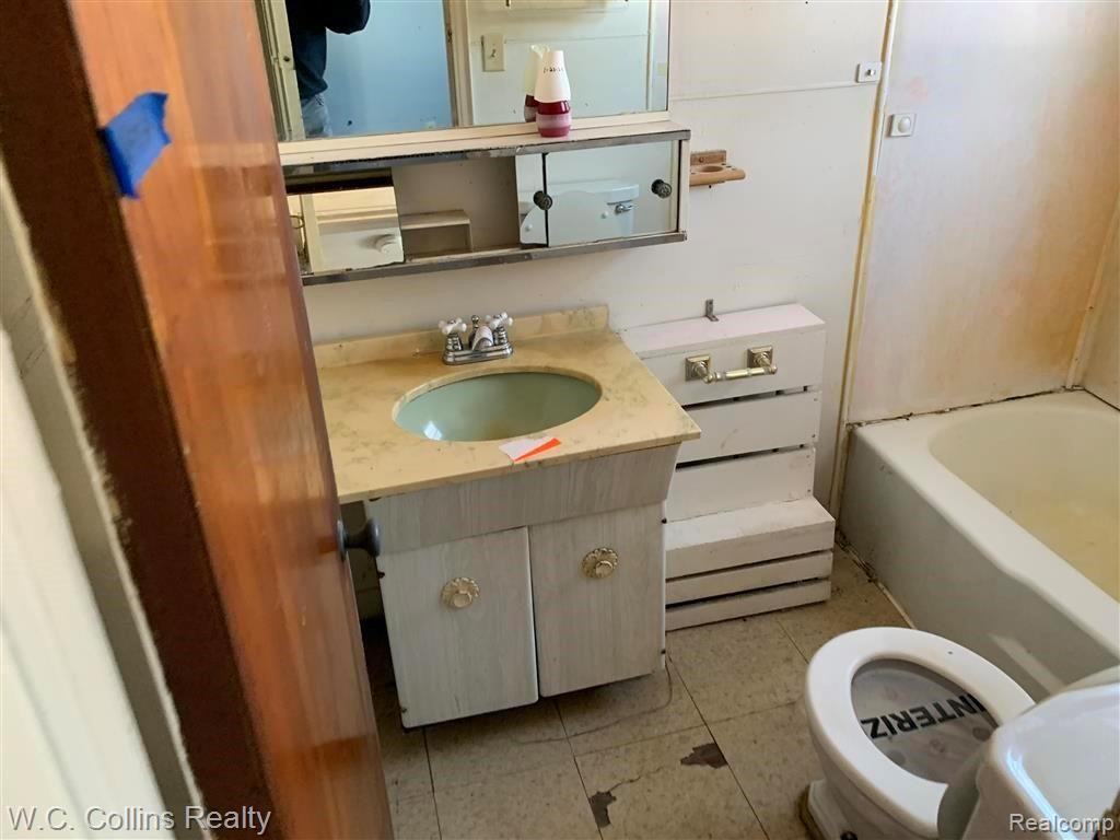 325 South Allen Road St. Clair, MI 48079 - Photo 10 of 18 IMG_0215.JPG