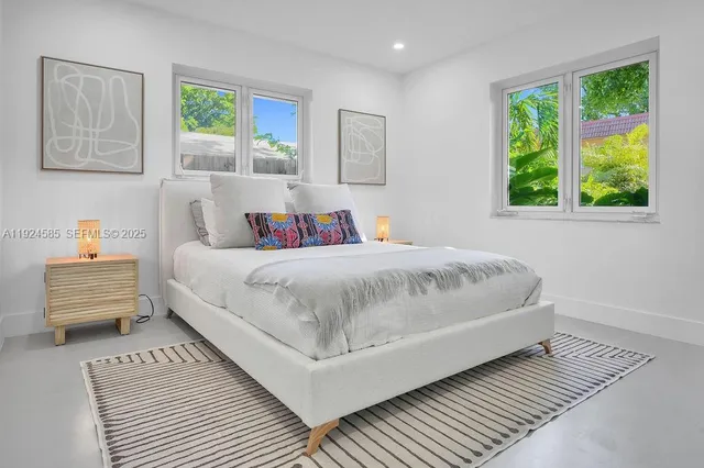 a view of livingroom with furniture