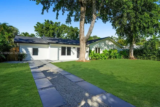 a view of a house with backyard and garden