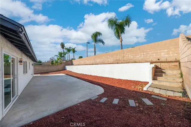 a view of a backyard