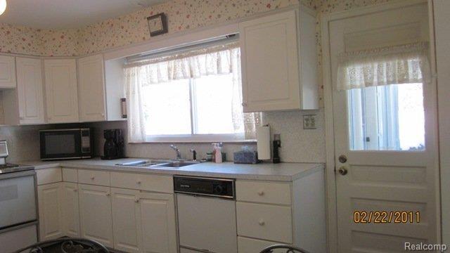 855 East Square Lake Road Troy, MI 48085 - Photo 14 of 25 855 East Square Lake Road 026