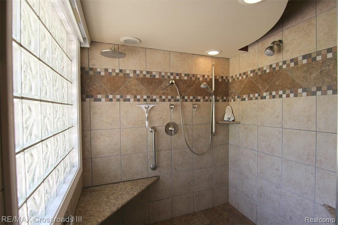 47548 Denton Road Belleville, MI 48111 - Photo 15 of 27 jDenton Rd Master Bathroom 2.jpg