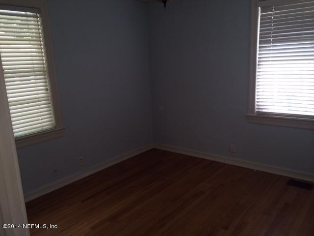 4052 Dover Road Jacksonville, FL 32207 - Photo 5 of 14 a view of a small space with wooden floor and a window