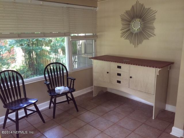 4052 Dover Road Jacksonville, FL 32207 - Photo 10 of 14 a view of a livingroom with furniture