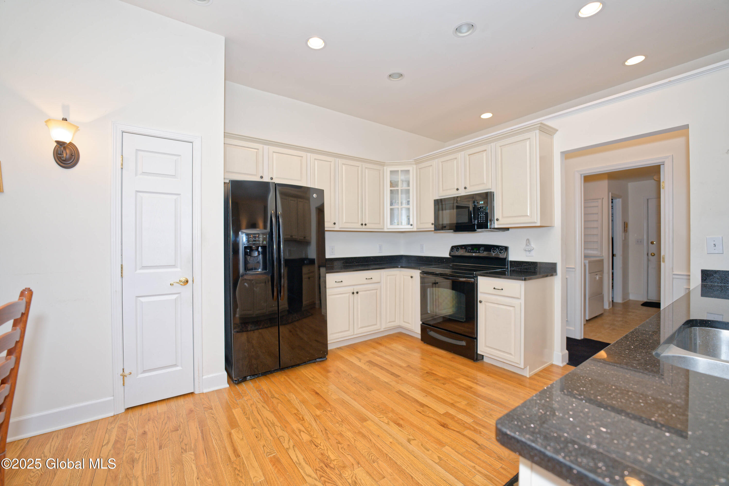 18 Gladstone Circle Halfmoon, NY 12118 - Photo 16 of 61 4 Kitchen 1