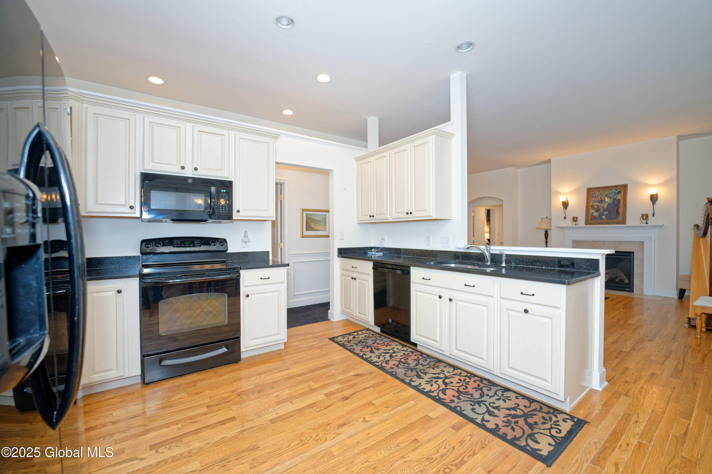 18 Gladstone Circle Halfmoon, NY 12118 - Photo 17 of 61 4 Kitchen 2