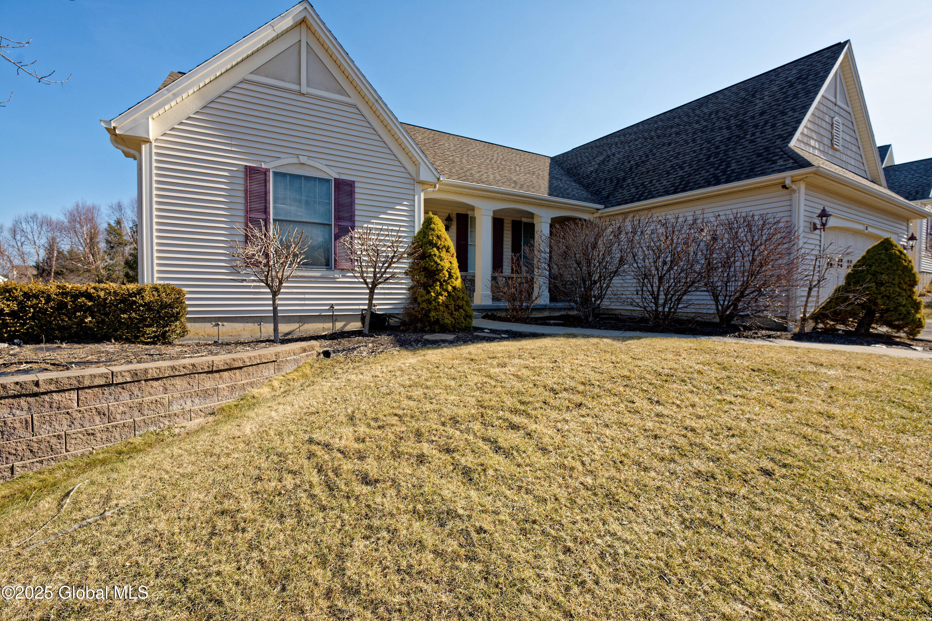 18 Gladstone Circle Halfmoon, NY 12118 - Photo 4 of 61 0 Front 3