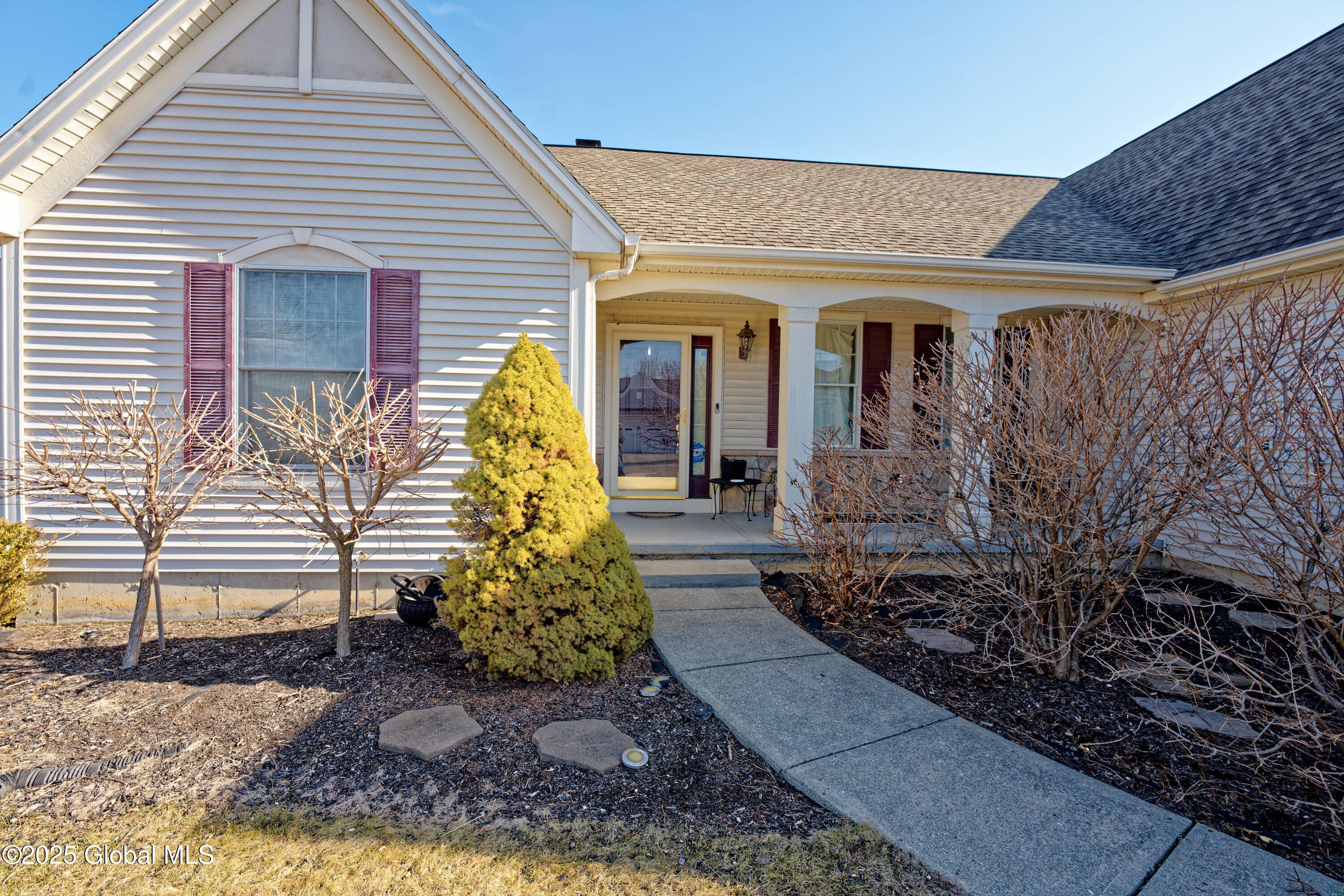 18 Gladstone Circle Halfmoon, NY 12118 - Photo 5 of 61 0 Front 4