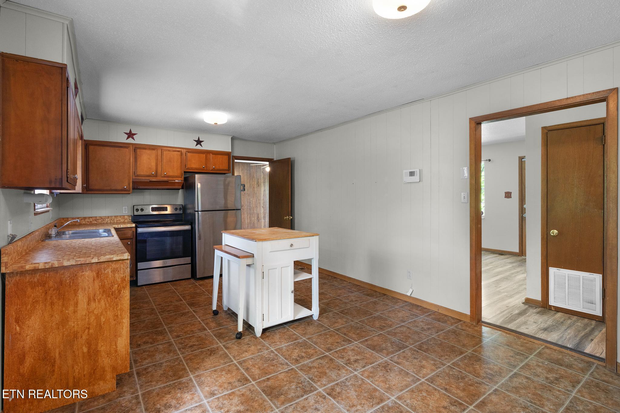 133 Bunch Lane Clinton, TN 37716 - Photo 7 of 41 7R409202