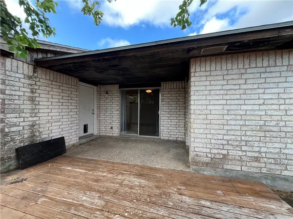 a view of a back yard of the house