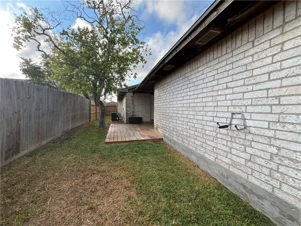 $1,250 | 5050 Wingfoot Lane, Unit B, Corpus Christi, TX 78413