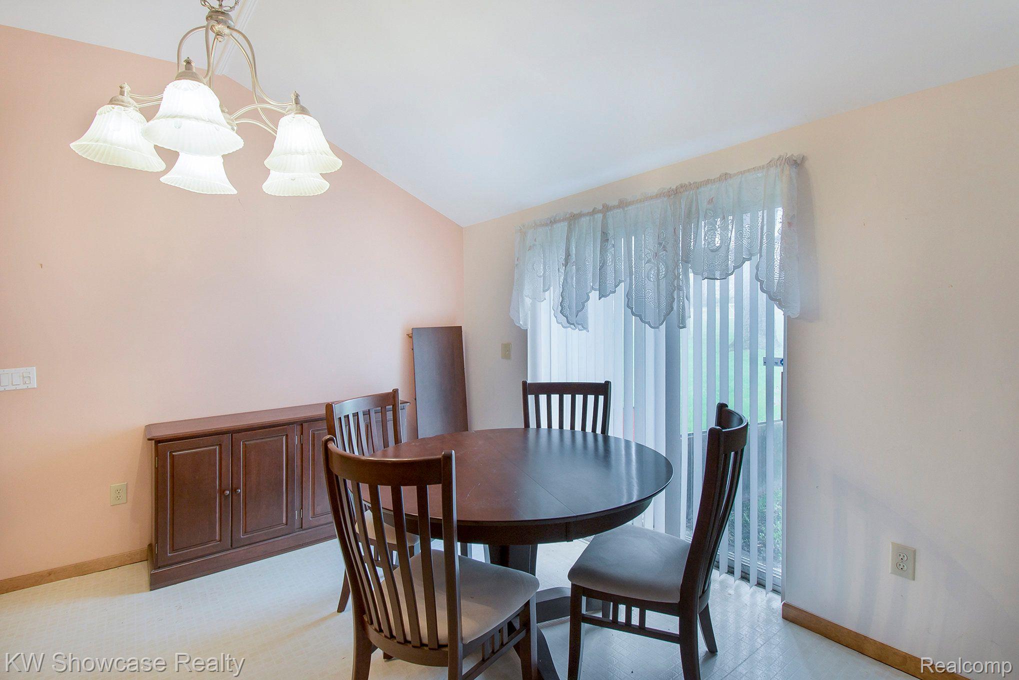 5204 Mack Road Howell, MI 48855 - Photo 12 of 30 Dining area