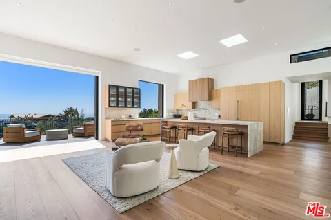 $6,995,000 | 1205 Las Lomas Place, Pacific Palisades, CA 90272