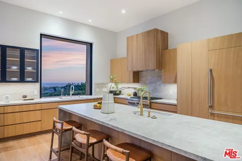 $6,995,000 | 1205 Las Lomas Place, Pacific Palisades, CA 90272