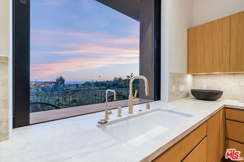 $6,995,000 | 1205 Las Lomas Place, Pacific Palisades, CA 90272