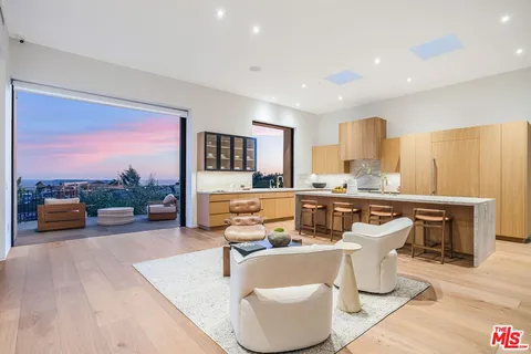 $6,995,000 | 1205 Las Lomas Place, Pacific Palisades, CA 90272