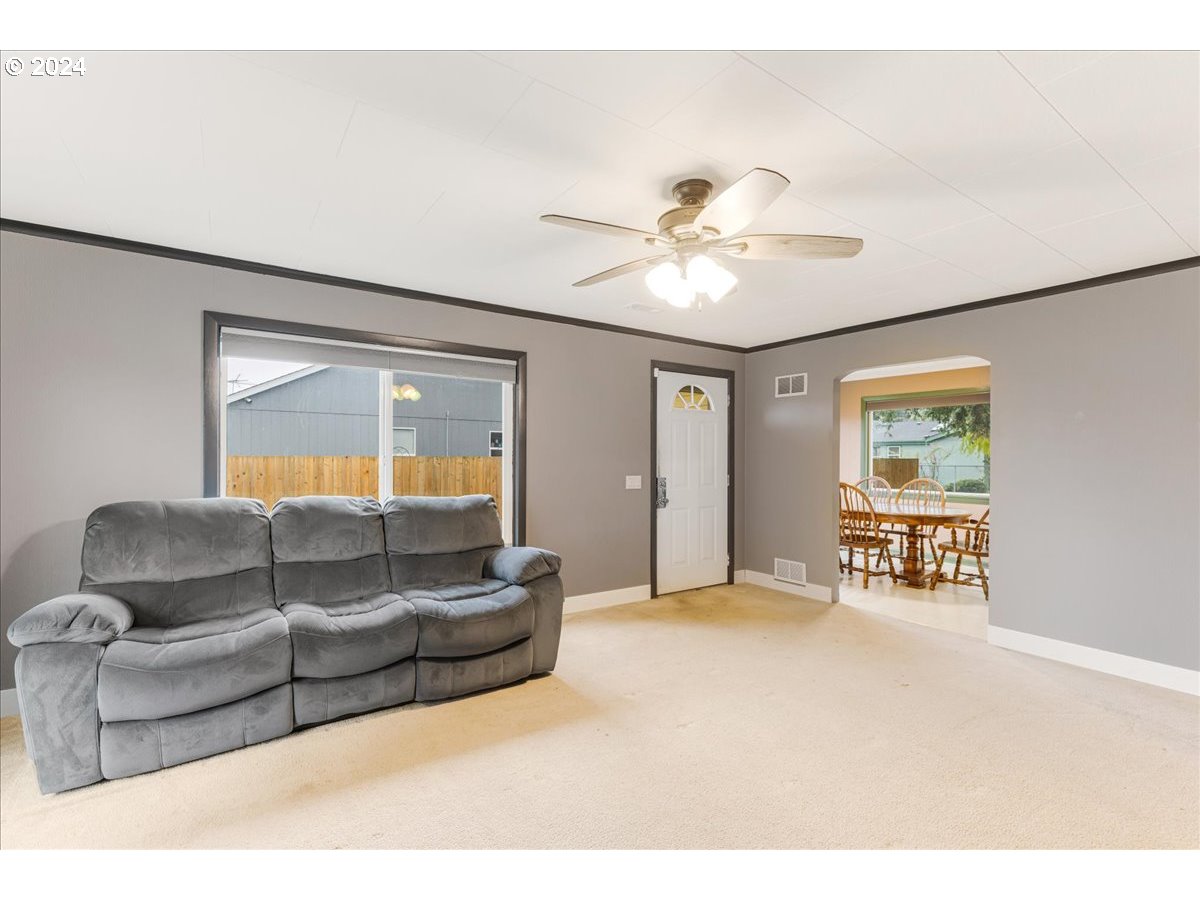 1119 Toliver Road Molalla, OR 97038 - Photo 6 of 24 Living Room